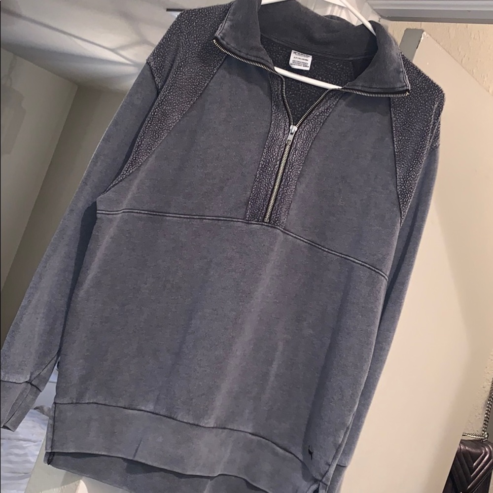 VS pink pullover
